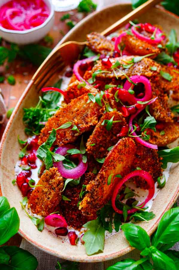 Lekker makkelijk recept voor Parmezaan aardappeltjes met aioli, simpel snelle aardappelsalade voor bij de BBQ - Barbecue. Of serveer deze als doordeweekse maaltijd voor op je weekmenu. Krokante krieltjes met een korstje van Parmezaanse kaas geserveerd met een frisse aioli. Fris en zomers!