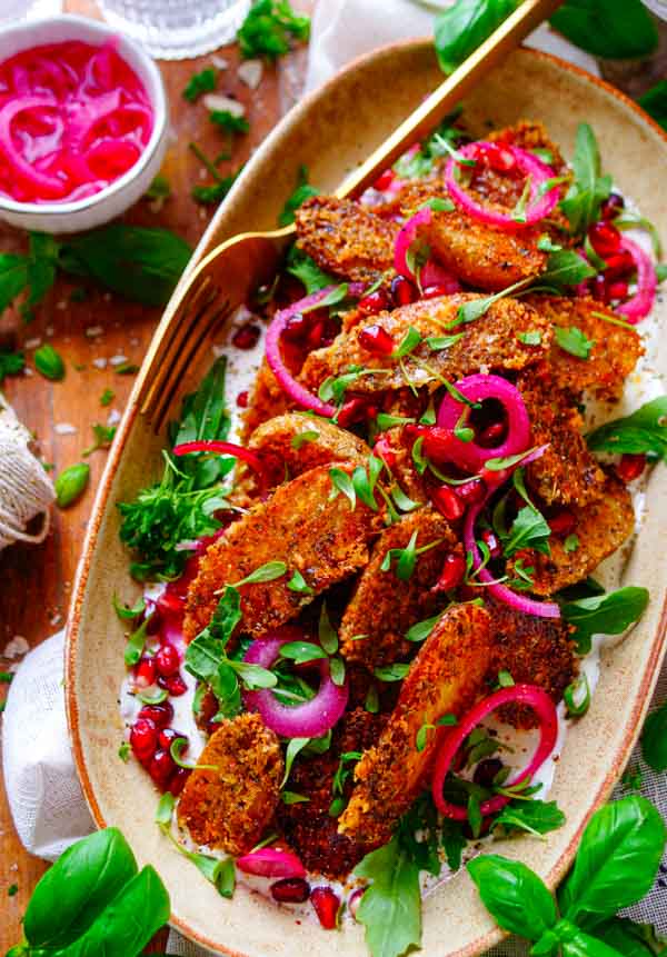 Lekker makkelijk recept voor Parmezaan aardappeltjes met aioli, simpel snelle aardappelsalade voor bij de BBQ - Barbecue. Of serveer deze als doordeweekse maaltijd voor op je weekmenu. Krokante krieltjes met een korstje van Parmezaanse kaas geserveerd met een frisse aioli. Fris en zomers!
