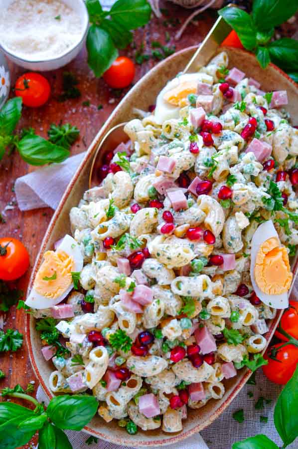 Makkelijk recept voor De lekkerste pastasalade voor bij de BBQ, simpel snelle macaroni pasta salade voor bij de barbecue. Een frisse zomerse salade met groentjes, ham, eieren en een lichte yoghurtsaus. Eenvoudige dagelijkse kost