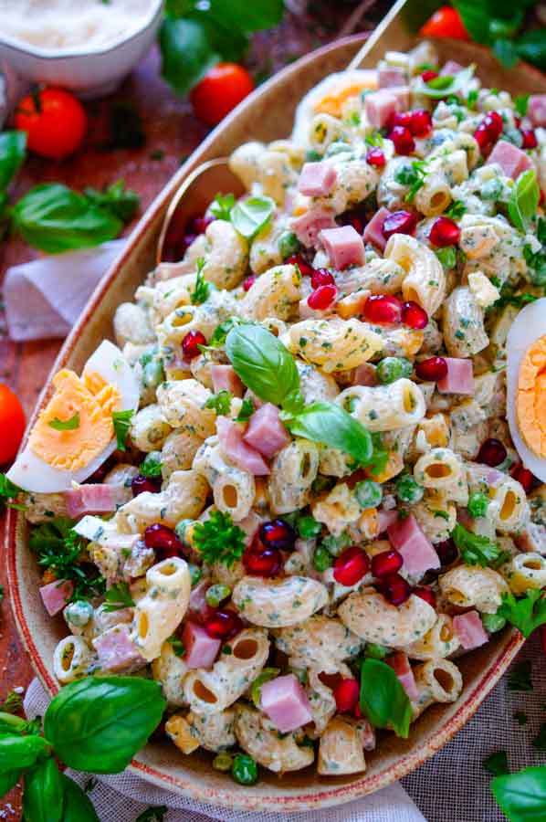 Makkelijk recept voor De lekkerste pastasalade voor bij de BBQ, simpel snelle macaroni pasta salade voor bij de barbecue. Een frisse zomerse salade met groentjes, ham, eieren en een lichte yoghurtsaus. Eenvoudige dagelijkse kost