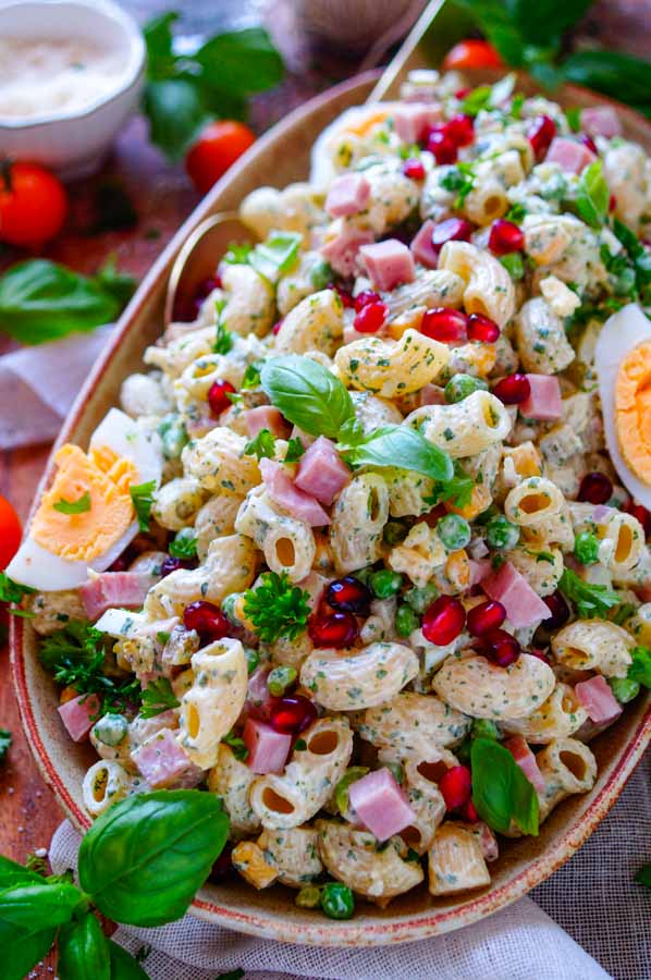 Makkelijk recept voor De lekkerste pastasalade voor bij de BBQ, simpel snelle macaroni pasta salade voor bij de barbecue. Een frisse zomerse salade met groentjes, ham, eieren en een lichte yoghurtsaus. Eenvoudige dagelijkse kost