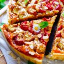 Lekker makkelijk recept voor Amandel taart met rabarber, simpel snel gebak voor bij de koffie of thee. Lekker krokant bladerdeeg met daarin een amandel frangipane vulling afgewerkt met rabarber. Fris, ietwat zurig, zoet en krokant