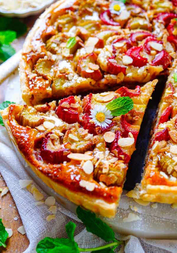 Lekker makkelijk recept voor Amandel taart met rabarber, simpel snel gebak voor bij de koffie of thee. Lekker krokant bladerdeeg met daarin een amandel frangipane vulling afgewerkt met rabarber. Fris, ietwat zurig, zoet en krokant