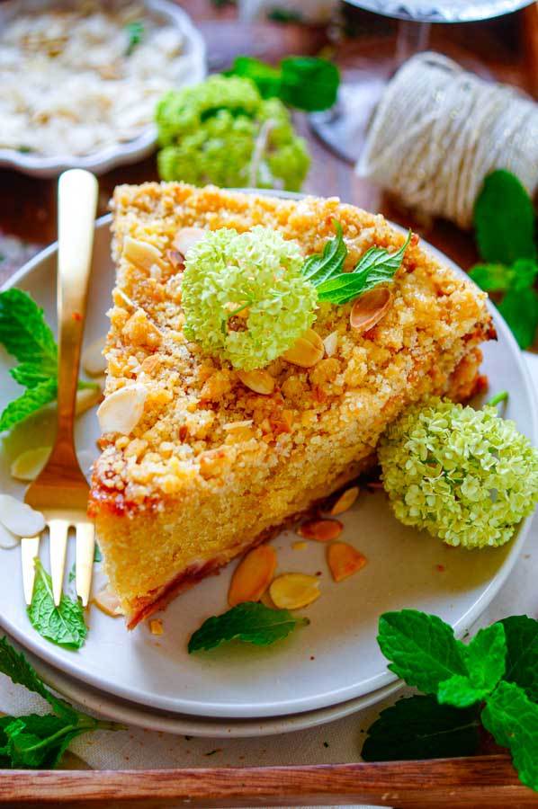 Lekker makkelijk recept voor Crumble cake met rabarber, simpel snel gebak voor bij de koffie of thee. Eenvoudig cake met een laagje rabarber compote en krokante crumble.