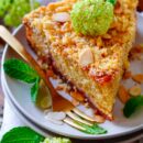 Lekker makkelijk recept voor Crumble cake met rabarber, simpel snel gebak voor bij de koffie of thee. Eenvoudig cake met een laagje rabarber compote en krokante crumble.