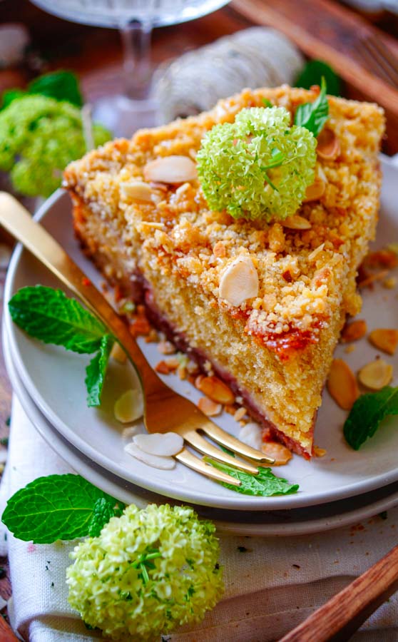 Lekker makkelijk recept voor Crumble cake met rabarber, simpel snel gebak voor bij de koffie of thee. Eenvoudig cake met een laagje rabarber compote en krokante crumble.