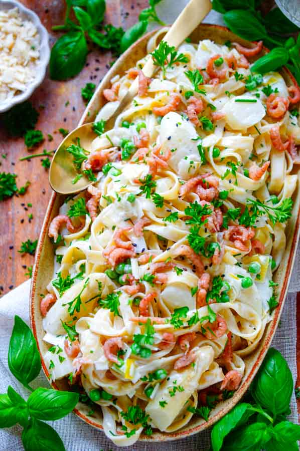 Lekker makkelijk recept voor pasta met asperges en garnalen, simpel doordeweekse maaltijd voor op weekmenu. Eenvoudige tagliatelle pasta met een romige witte wijnsaus, witte asperges en grijze garnalen. Heerlijke dagelijkse kost
