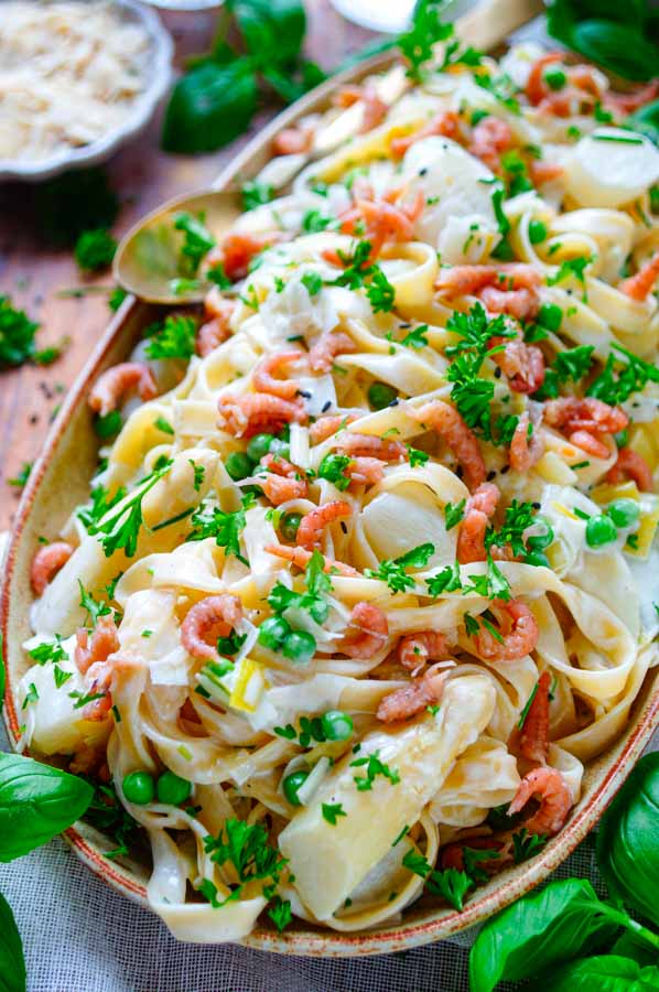 Lekker makkelijk recept voor pasta met asperges en garnalen, simpel doordeweekse maaltijd voor op weekmenu. Eenvoudige tagliatelle pasta met een romige witte wijnsaus, witte asperges en grijze garnalen. Heerlijke dagelijkse kost