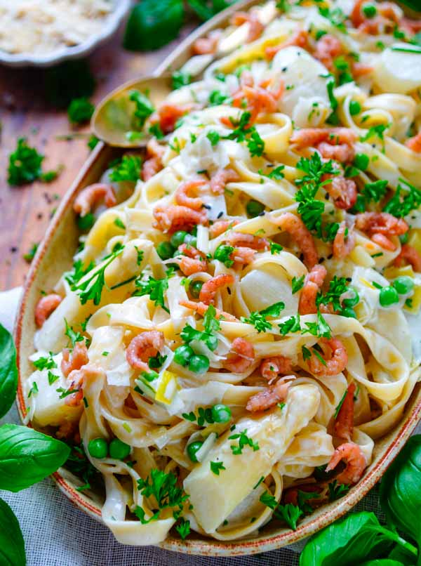 Lekker makkelijk recept voor pasta met asperges en garnalen, simpel doordeweekse maaltijd voor op weekmenu. Eenvoudige tagliatelle pasta met een romige witte wijnsaus, witte asperges en grijze garnalen. Heerlijke dagelijkse kost