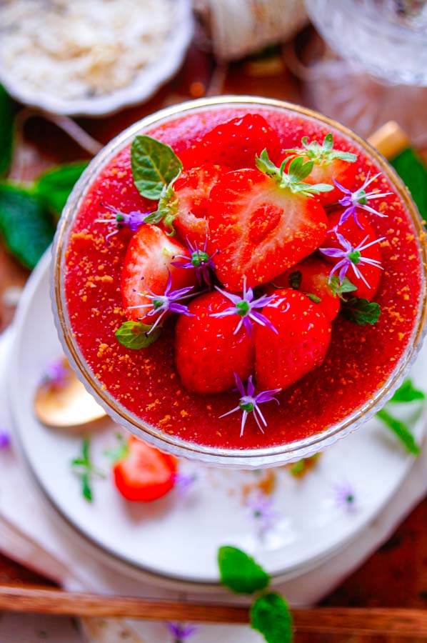 Lekker makkelijk recept voor Aardbeien mousse met speculaas, simpel snel dessert in een glaasje. Fris, licht en zomers Een mousse op basis van aardbeien, roomkaas, mascarpone en slagroom.