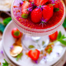 Lekker makkelijk recept voor Aardbeien mousse met speculaas, simpel snel dessert in een glaasje. Fris, licht en zomers Een mousse op basis van aardbeien, roomkaas, mascarpone en slagroom.