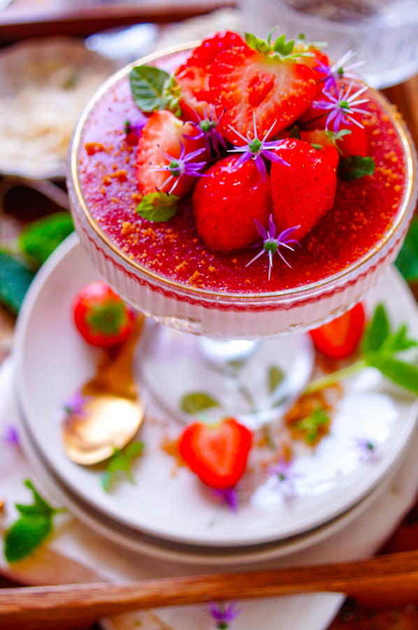 Lekker makkelijk recept voor Aardbeien mousse met speculaas, simpel snel dessert in een glaasje. Fris, licht en zomers Een mousse op basis van aardbeien, roomkaas, mascarpone en slagroom.