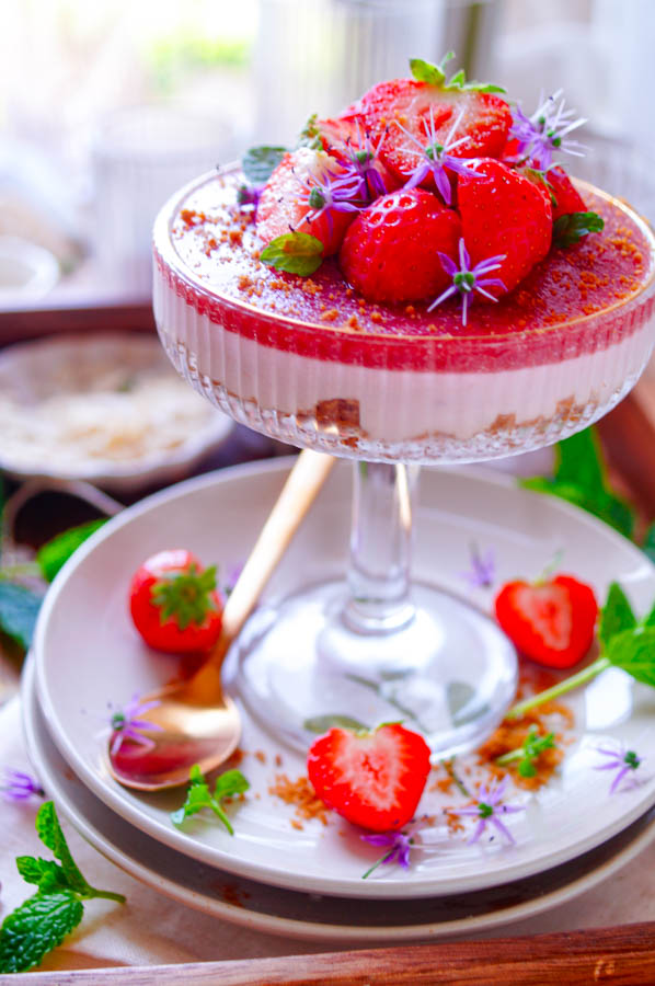 Lekker makkelijk recept voor Aardbeien mousse met speculaas, simpel snel dessert in een glaasje. Fris, licht en zomers Een mousse op basis van aardbeien, roomkaas, mascarpone en slagroom.