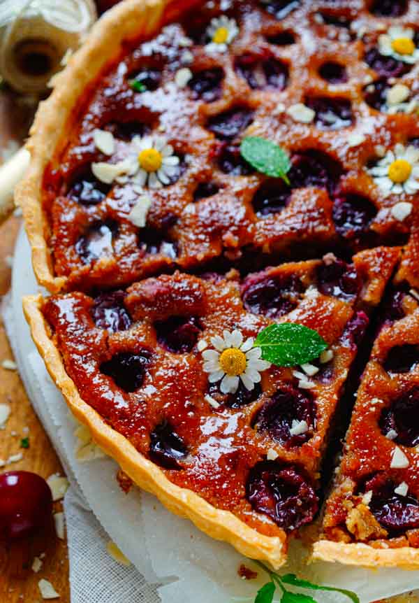 Makkelijk recept voor De lekkerste kersentaart, simpel snel gebak voor bij de koffie of thee. Zomerse taart met kersen. Eenvoudig om te maken, weinig werk. Om van te smullen