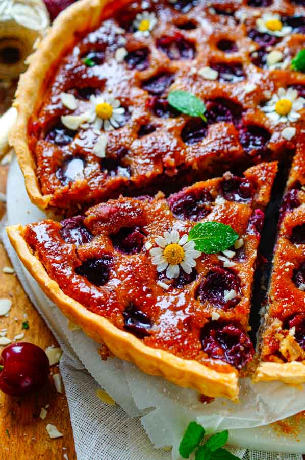 Makkelijk recept voor De lekkerste kersentaart, simpel snel gebak voor bij de koffie of thee. Zomerse taart met kersen. Eenvoudig om te maken, weinig werk. Om van te smullen