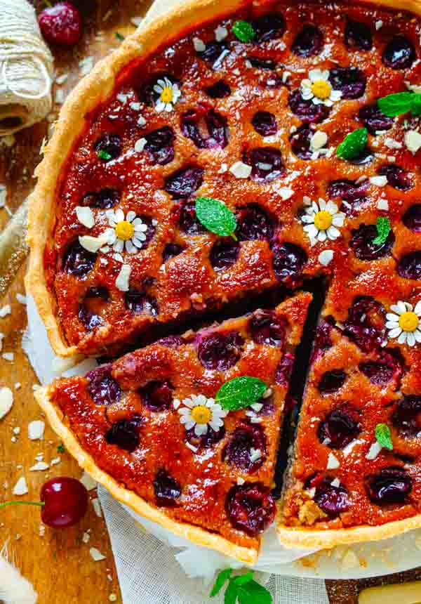 Makkelijk recept voor De lekkerste kersentaart, simpel snel gebak voor bij de koffie of thee. Zomerse taart met kersen. Eenvoudig om te maken, weinig werk. Om van te smullen