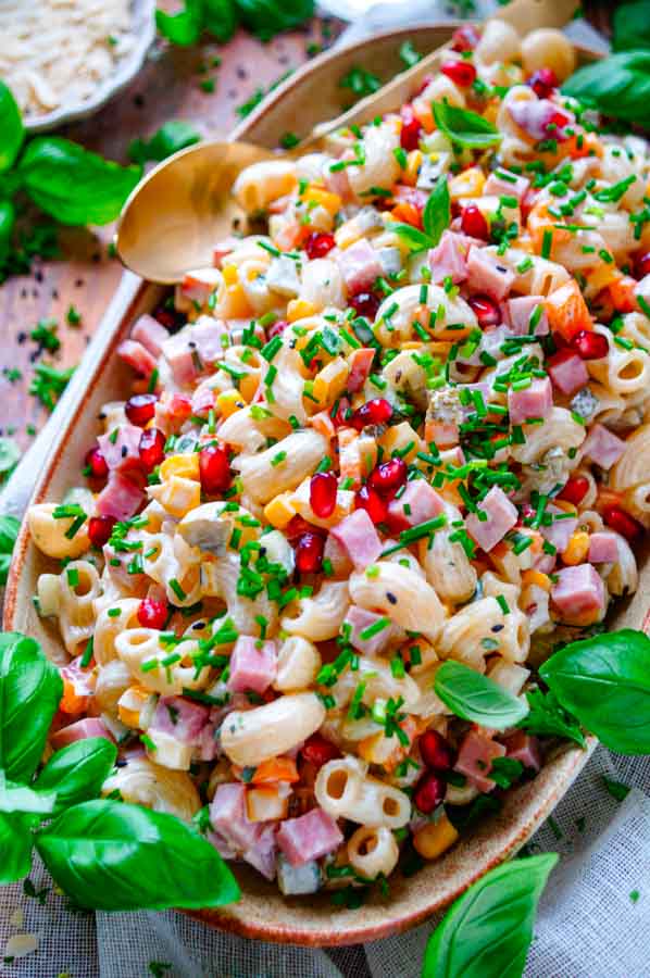 Lekker makkelijk recept voor de lekkerste macaroni salade, simpel snelle doordeweekse maaltijd voor op weekmenu. Of serveer deze pastasalade bij een zomerse BBQ - Barbecue. Of ook ideaal als picknick. Deze snelle salade kan je perfect al even op voorhand maken. Fris, licht en zomers met veel groentjes, ham en een gezonde yoghurt saus