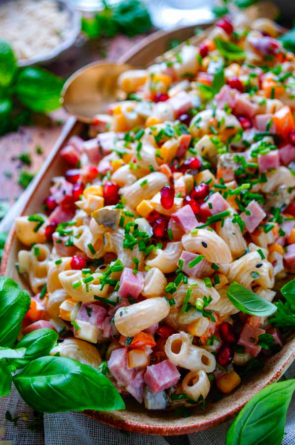 Lekker makkelijk recept voor de lekkerste macaroni salade, simpel snelle doordeweekse maaltijd voor op weekmenu. Of serveer deze pastasalade bij een zomerse BBQ - Barbecue. Of ook ideaal als picknick. Deze snelle salade kan je perfect al even op voorhand maken. Fris, licht en zomers met veel groentjes, ham en een gezonde yoghurt saus