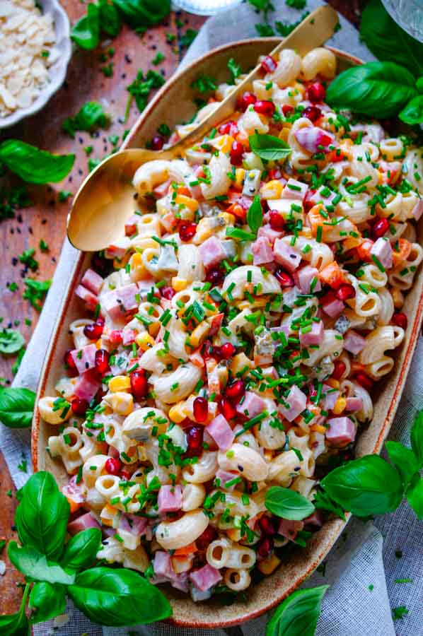 Lekker makkelijk recept voor de lekkerste macaroni salade, simpel snelle doordeweekse maaltijd voor op weekmenu. Of serveer deze pastasalade bij een zomerse BBQ - Barbecue. Of ook ideaal als picknick. Deze snelle salade kan je perfect al even op voorhand maken. Fris, licht en zomers met veel groentjes, ham en een gezonde yoghurt saus