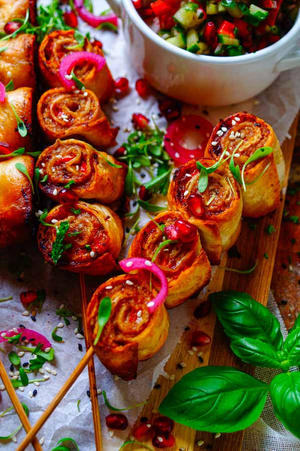 Lekker makkelijk recept voor Gehakt wraps, simpel snel hapje of doordeweekse maaltijd. Lekkere spiesjes bestaande uit gehakt, wraps, een fris licht looksausje en groentsalsa. Heerlijk voor bij een zomerse apéro maar kan ook op het weekmenu. En je kan deze ook op de BBQ barbecue maken