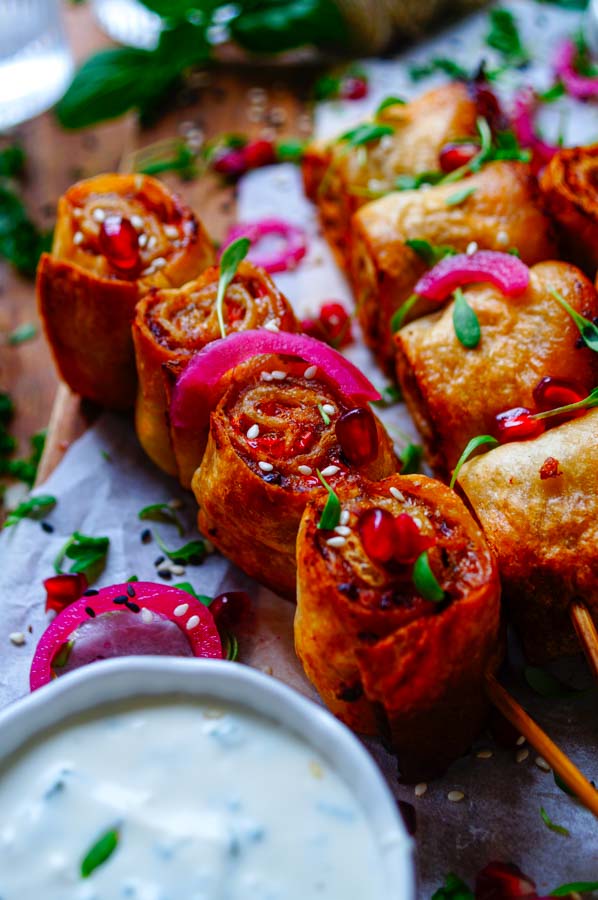 Lekker makkelijk recept voor Gehakt wraps, simpel snel hapje of doordeweekse maaltijd. Lekkere spiesjes bestaande uit gehakt, wraps, een fris licht looksausje en groentsalsa. Heerlijk voor bij een zomerse apéro maar kan ook op het weekmenu. En je kan deze ook op de BBQ barbecue maken