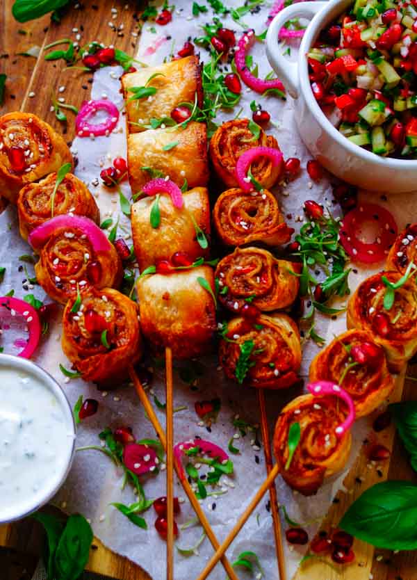 Lekker makkelijk recept voor Gehakt wraps, simpel snel hapje of doordeweekse maaltijd. Lekkere spiesjes bestaande uit gehakt, wraps, een fris licht looksausje en groentsalsa. Heerlijk voor bij een zomerse apéro maar kan ook op het weekmenu. En je kan deze ook op de BBQ barbecue maken