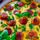 Lekker makkelijk recept voor Gehaktballetjes met groenten en currysaus, simpel snelle doordeweekse maaltijd voor op weekmenu. Kippenballetjes met verstopte groentjes in een eenvoudige kerriesaus. Heerlijke dagelijkse kost