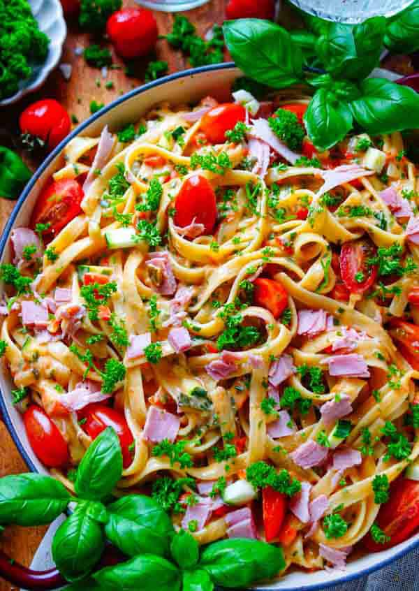Lekker makkelijk recept voor Pasta met ham, groentjes en mascarpone saus, simpel snel doordeweekse maaltijd voor op weekmenu. Eenvoudige spaghetti met groentjes (paprika, kerstomaten, courgette), ham en een snelle mascarpone saus. Heerlijke dagelijkse kost