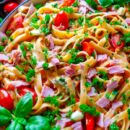 Lekker makkelijk recept voor Pasta met ham, groentjes en mascarpone saus, simpel snel doordeweekse maaltijd voor op weekmenu. Eenvoudige spaghetti met groentjes (paprika, kerstomaten, courgette), ham en een snelle mascarpone saus. Heerlijke dagelijkse kost
