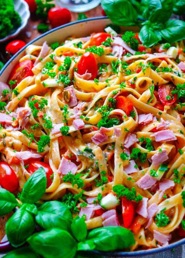 Lekker makkelijk recept voor Pasta met ham, groentjes en mascarpone saus, simpel snel doordeweekse maaltijd voor op weekmenu. Eenvoudige spaghetti met groentjes (paprika, kerstomaten, courgette), ham en een snelle mascarpone saus. Heerlijke dagelijkse kost