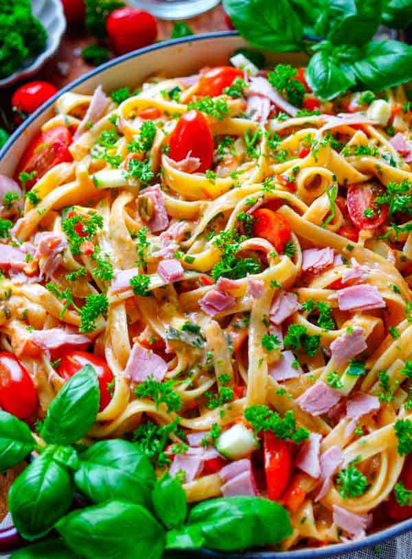Lekker makkelijk recept voor Pasta met ham, groentjes en mascarpone saus, simpel snel doordeweekse maaltijd voor op weekmenu. Eenvoudige spaghetti met groentjes (paprika, kerstomaten, courgette), ham en een snelle mascarpone saus. Heerlijke dagelijkse kost