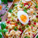 Lekker makkelijk recept voor Pastasalade met ei en kip, simpel snel doordeweekse maaltijd voor op weekmenu. Fris, licht, gezond, klaar in 30min en eiwitrijk. Salade met orzo pasta, groentjes, eieren, stukjes kip en een licht yoghurt sausje. Heerlijke dagelijkse kost
