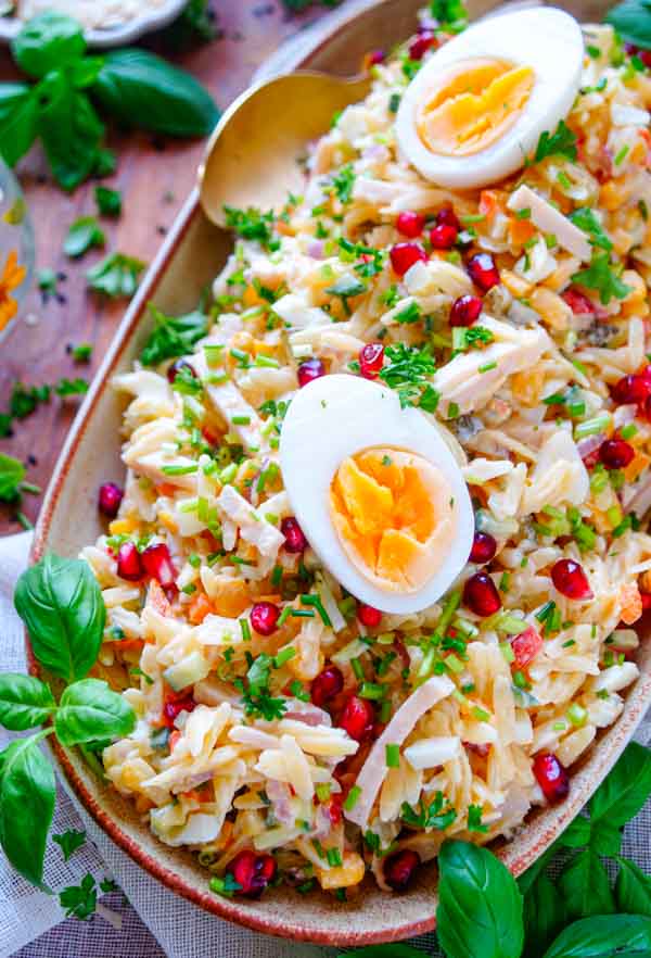 Lekker makkelijk recept voor Pastasalade met ei en kip, simpel snel doordeweekse maaltijd voor op weekmenu. Fris, licht, gezond, klaar in 30min en eiwitrijk. Salade met orzo pasta, groentjes, eieren, stukjes kip en een licht yoghurt sausje. Heerlijke dagelijkse kost