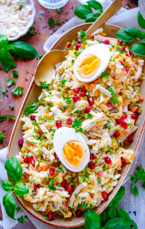 Lekker makkelijk recept voor Pastasalade met ei en kip, simpel snel doordeweekse maaltijd voor op weekmenu. Fris, licht, gezond, klaar in 30min en eiwitrijk. Salade met orzo pasta, groentjes, eieren, stukjes kip en een licht yoghurt sausje. Heerlijke dagelijkse kost
