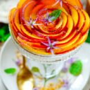 Lekker makkelijk recept voor Perzik mousse, een simpel zomers dessert in een glaasje. Fris en licht dessertje. Met een laagje speculaas, een perziken mousse op basis van mascarpone. Afgewerkt met verse perziken