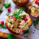 Lekker makkelijk recept voor Perzik met tonijn, simpel snel zomers recept. Ideaal voor bij een BBQ - barbecue, voor bij een zomers buffet of als doordeweekse maaltijd. Fris, licht, gezond, klaar in 30min en voedzaam. Een klassieker die we extra lekker maken met groentjes, eitjes, kruiden en een lichte cocktailsaus. Heerlijke dagelijkse kost