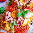 Lekker makkelijk recept voor Pinsa met tomaten en pesto, simpel doordeweekse maaltijd voor op weekmenu of als hapje bij een zomerse apero. Het platbrood wordt belegd met een romig pesto-ricotta crème en mozzarella. Daarop komen heerlijke volle tomaten, plakjes perzik en mortadella.