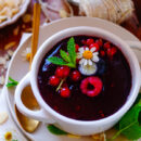 Makkelijk recept voor De lekkerste vanillepudding, simpel zomers dessertje om van te smullen. Het geheim is om de pudding te garen in je stoomoven. Afwerken doe ik met een lekker frisse bessen coulis