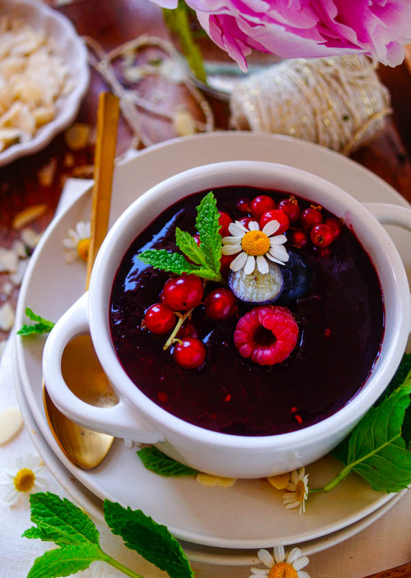 Makkelijk recept voor De lekkerste vanillepudding, simpel zomers dessertje om van te smullen. Het geheim is om de pudding te garen in je stoomoven. Afwerken doe ik met een lekker frisse bessen coulis