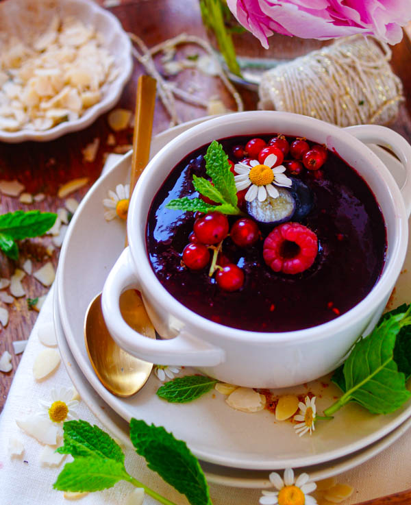 Makkelijk recept voor De lekkerste vanillepudding, simpel zomers dessertje om van te smullen. Het geheim is om de pudding te garen in je stoomoven. Afwerken doe ik met een lekker frisse bessen coulis