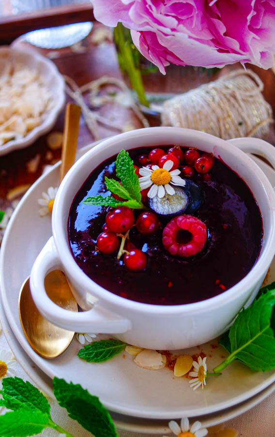 Makkelijk recept voor De lekkerste vanillepudding, simpel zomers dessertje om van te smullen. Het geheim is om de pudding te garen in je stoomoven. Afwerken doe ik met een lekker frisse bessen coulis