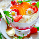 Lekker makkelijk recept voor Fruittaart in een glaasje, simpel snel dessertje in een glaasje klaar in amper 30min. Fris, licht en zomers en perfect op voorhand te maken. Met een compote op basis van perzik, frambozen en aardbeien. Daarbij nog heerlijke Madeleine cakejes en een frisse yoghurt-mascarpone mousse.