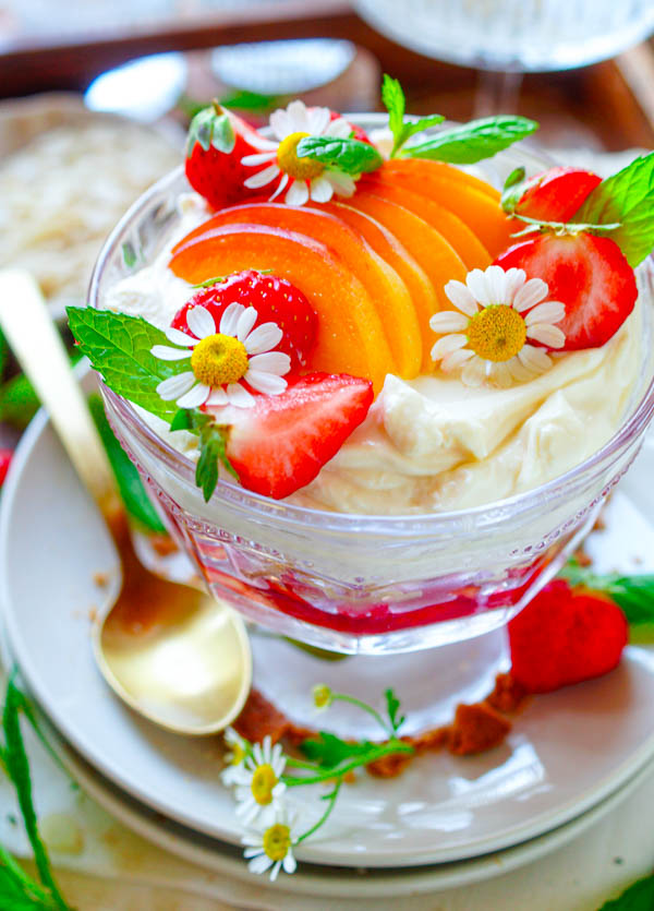 Lekker makkelijk recept voor Fruittaart in een glaasje, simpel snel dessertje in een glaasje klaar in amper 30min. Fris, licht en zomers en perfect op voorhand te maken. Met een compote op basis van perzik, frambozen en aardbeien. Daarbij nog heerlijke Madeleine cakejes en een frisse yoghurt-mascarpone mousse.