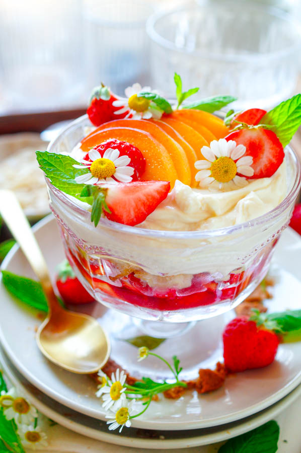 Lekker makkelijk recept voor Fruittaart in een glaasje, simpel snel dessertje in een glaasje klaar in amper 30min. Fris, licht en zomers en perfect op voorhand te maken. Met een compote op basis van perzik, frambozen en aardbeien. Daarbij nog heerlijke Madeleine cakejes en een frisse yoghurt-mascarpone mousse.