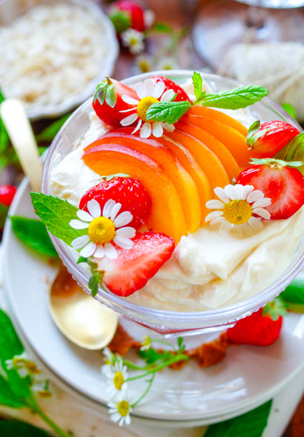Lekker makkelijk recept voor Fruittaart in een glaasje, simpel snel dessertje in een glaasje klaar in amper 30min. Fris, licht en zomers en perfect op voorhand te maken. Met een compote op basis van perzik, frambozen en aardbeien. Daarbij nog heerlijke Madeleine cakejes en een frisse yoghurt-mascarpone mousse.