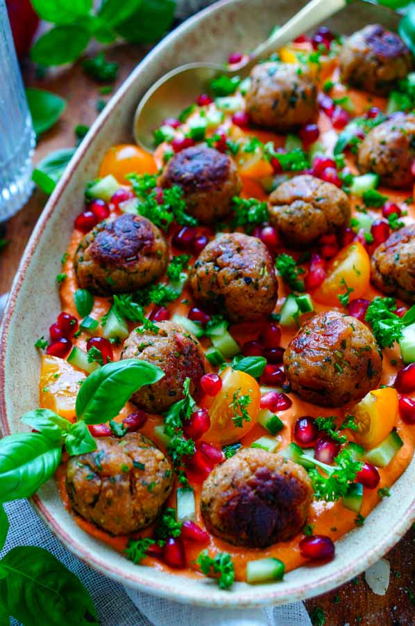 Lekker makkelijk recept voor Gehaktballetjes met romige paprika-mascarpone saus, simpel snel doordeweekse maaltijd voor op weekmenu. Deze kan je als hapje serveren of als avondmaaltijd met pitabrood en groentjes. Heerlijke dagelijkse kost. Het sausje is op basis van geroosterde paprika, macarpone, yoghurt en feta