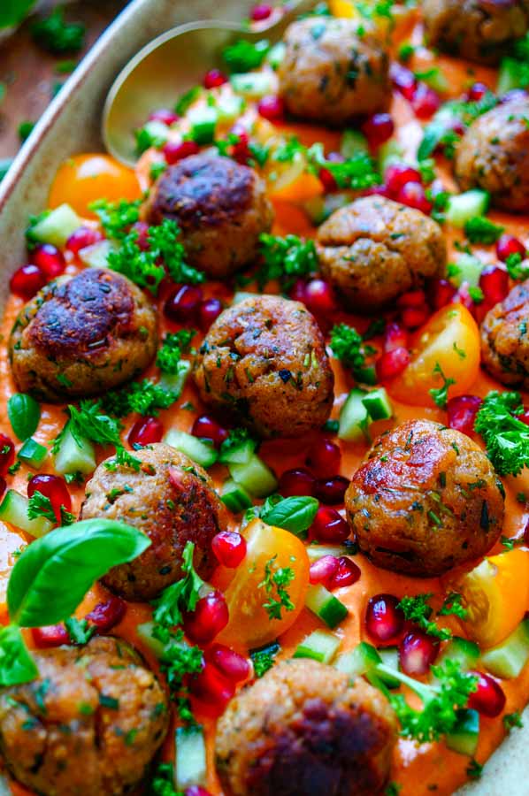 Lekker makkelijk recept voor Gehaktballetjes met romige paprika-mascarpone saus, simpel snel doordeweekse maaltijd voor op weekmenu. Deze kan je als hapje serveren of als avondmaaltijd met pitabrood en groentjes. Heerlijke dagelijkse kost. Het sausje is op basis van geroosterde paprika, macarpone, yoghurt en feta
