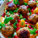 Lekker makkelijk recept voor Gehaktballetjes met romige paprika-mascarpone saus, simpel snel doordeweekse maaltijd voor op weekmenu. Deze kan je als hapje serveren of als avondmaaltijd met pitabrood en groentjes. Heerlijke dagelijkse kost. Het sausje is op basis van geroosterde paprika, macarpone, yoghurt en feta