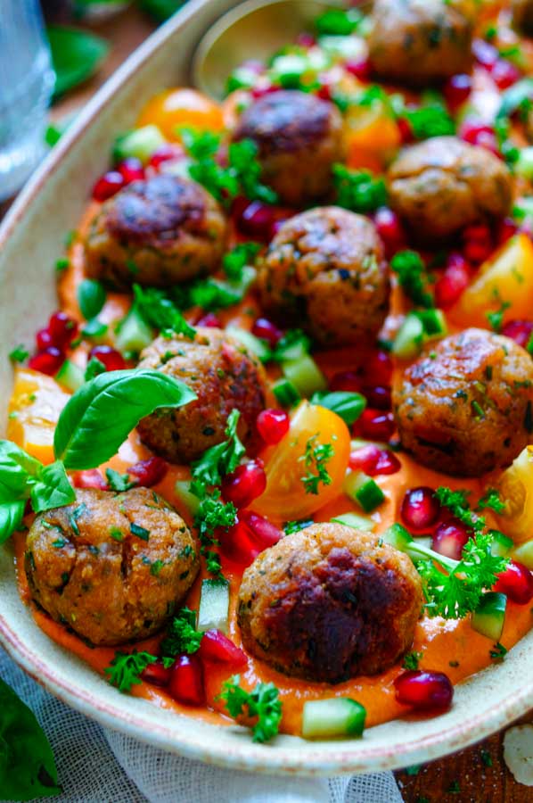 Lekker makkelijk recept voor Gehaktballetjes met romige paprika-mascarpone saus, simpel snel doordeweekse maaltijd voor op weekmenu. Deze kan je als hapje serveren of als avondmaaltijd met pitabrood en groentjes. Heerlijke dagelijkse kost. Het sausje is op basis van geroosterde paprika, macarpone, yoghurt en feta
