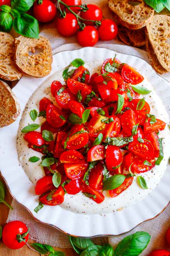 Lekker makkelijk recept voor kruidenkaas dip, simpel hapje voor tijdens een apero. Een frisse lichte dip dat klaar is in amper 15min en eenvoudig op voorhand te maken. Afgewerkt met lekkere kerstomaten.